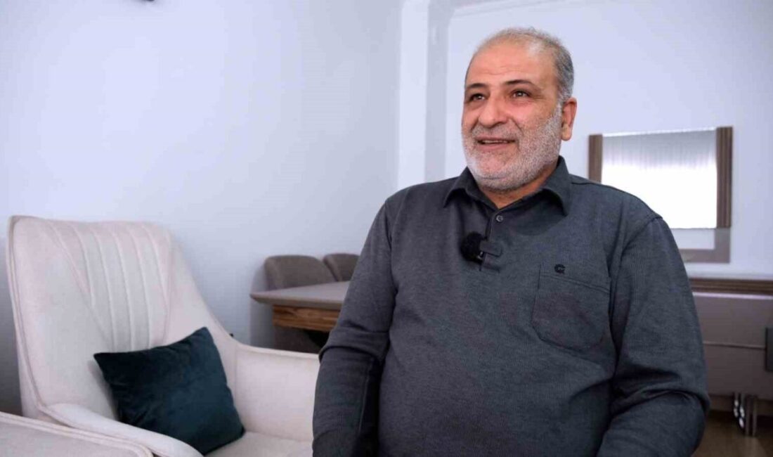 Afet konutlarına taşınan Elazığlı İnce çiftinin heyecanını paylaşan Bakan Kurum,