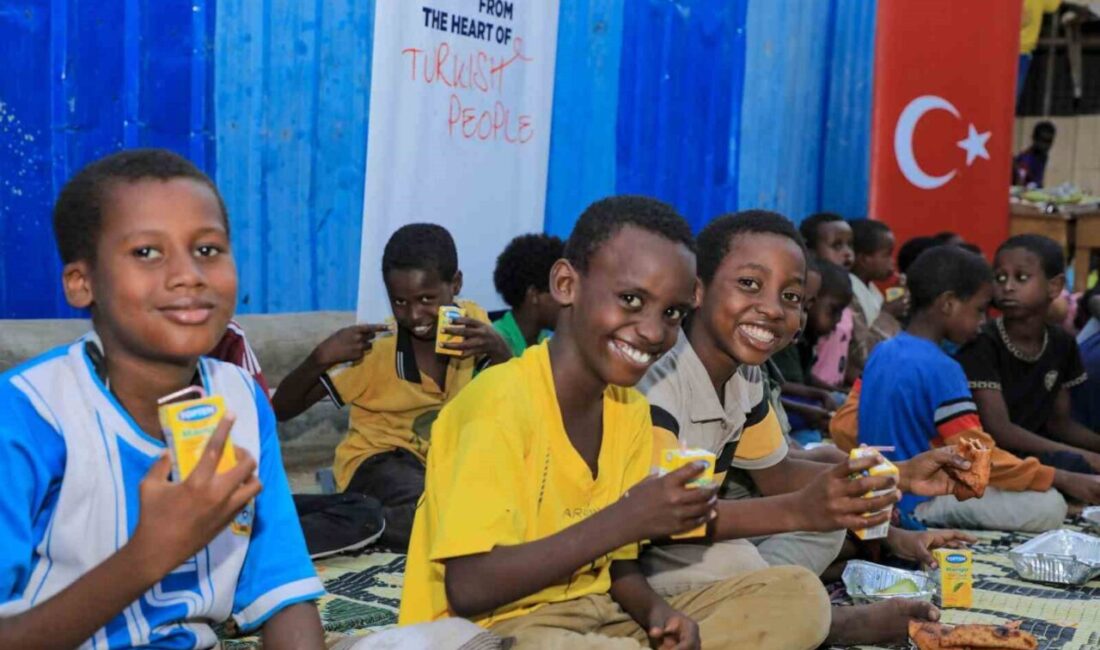 TİKA, Somali’deki yetim çocuklar için iftar sofrası kurdu ve bayramlık