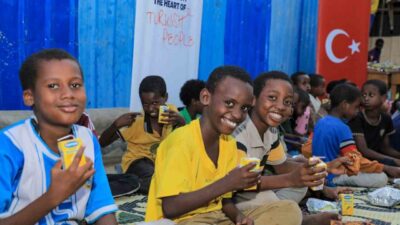 TİKA, Somali’deki yetim çocuklar için iftar sofrası kurdu ve bayramlık