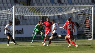 Pendikspor, Erzurumspor FK'yı 4-2 mağlup etti. Maçta Mustafa Yumlu kırmızı
