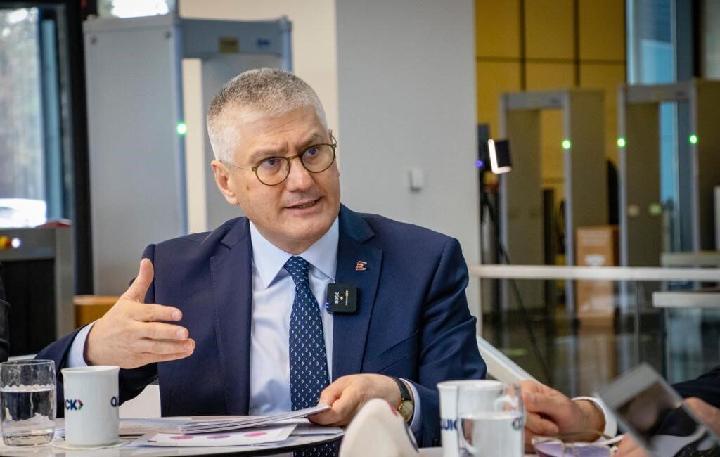 TSB Başkan Yardımcısı Ahmet Yaşar, elektronik ortamda kefalet sigortalarını teslim