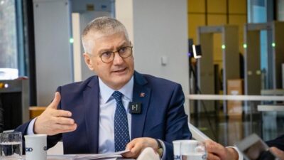 TSB Başkan Yardımcısı Ahmet Yaşar, elektronik ortamda kefalet sigortalarını teslim