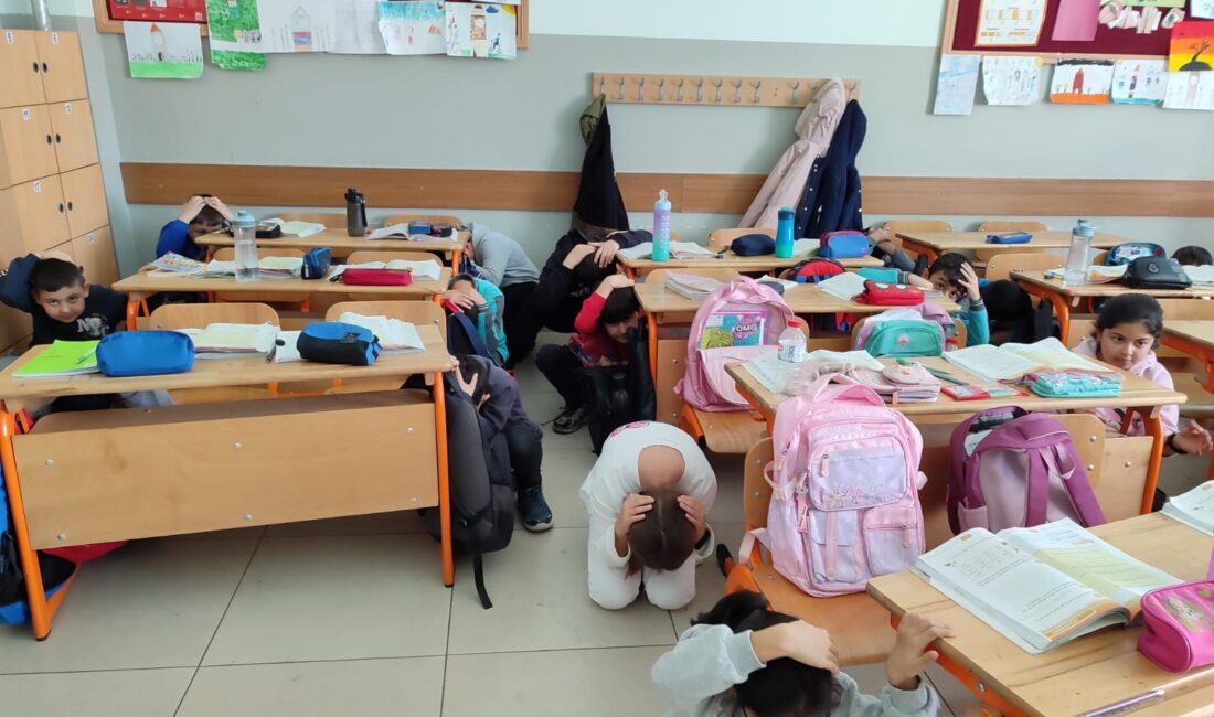 Deprem Haftası etkinlikleri kapsamında İbrahim Karaoğlanoğlu İlkokulu’nda öğrenciler ve öğretmenler