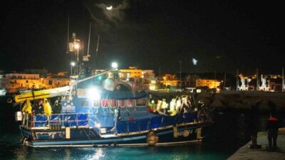 Almanya merkezli Sea Watch, Tunus açıklarındaki Miskar petrol platformuna sığınan