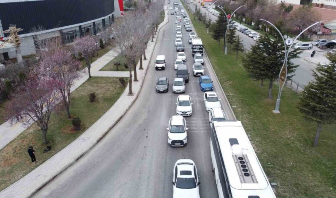 Ramazan Bayramı'nın 9 güne çıkmasıyla Yozgat'ta yoğun trafik yaşanıyor. Tatilcilerin