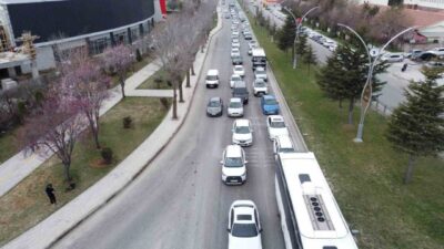 Ramazan Bayramı'nın 9 güne çıkmasıyla Yozgat'ta yoğun trafik yaşanıyor. Tatilcilerin