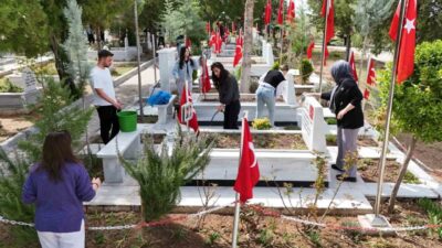 Kırıkkale'deki üniversite öğrencileri, şehitliği temizleyerek minnetlerini gösterdi. Simge Yılmaz, şehitlerin