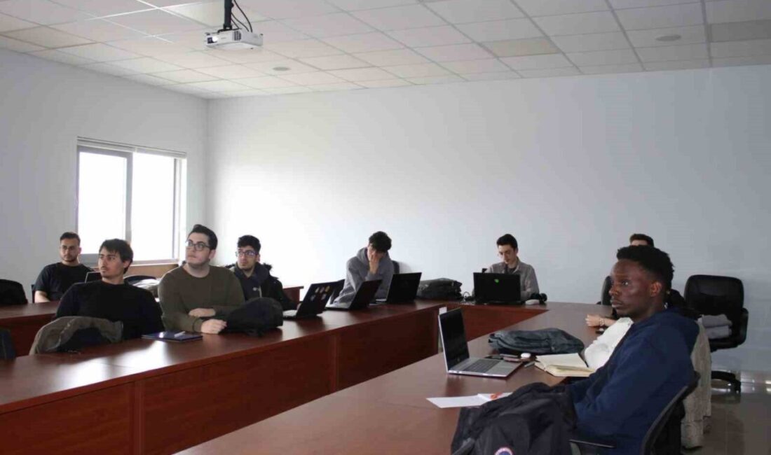 Sakarya Üniversitesi'nde gerçekleştirilen "Uygulamalarda Robotikte Yapay Zeka Nedir?" etkinliğinde Rüveyda