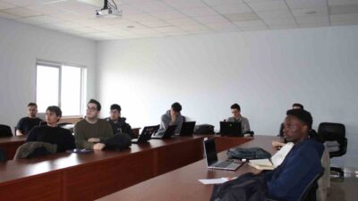 Sakarya Üniversitesi'nde gerçekleştirilen "Uygulamalarda Robotikte Yapay Zeka Nedir?" etkinliğinde Rüveyda