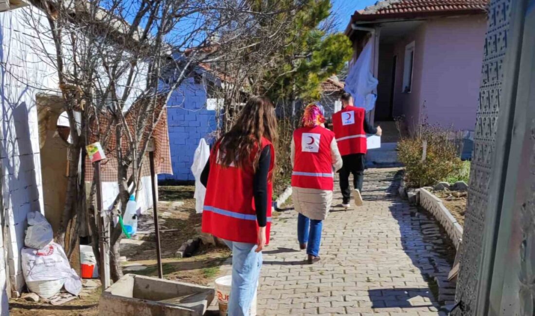 Çorum'un Alaca ilçesinde Türk Kızılay tarafından ihtiyaç sahiplerine Ramazan kolileri