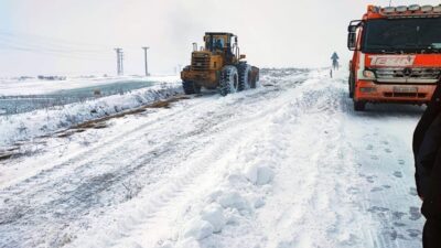 Yozgat-Alaca Deremahal yolunda tipi ve kar sebebiyle ulaşım aksıyor. Sürücülerden