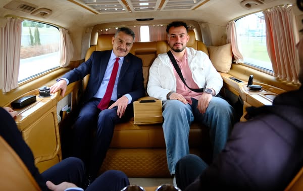 Otobüs Beklerken Vali’nin Aracına