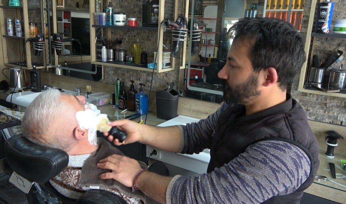 Yozgat'ta bayram öncesi berberlerde yoğunluk yaşanıyor. Müşteriler, tıraşlarını erkenden yaptırıp