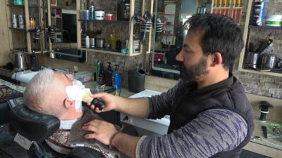 Yozgat'ta bayram öncesi berberlerde yoğunluk yaşanıyor. Müşteriler, tıraşlarını erkenden yaptırıp