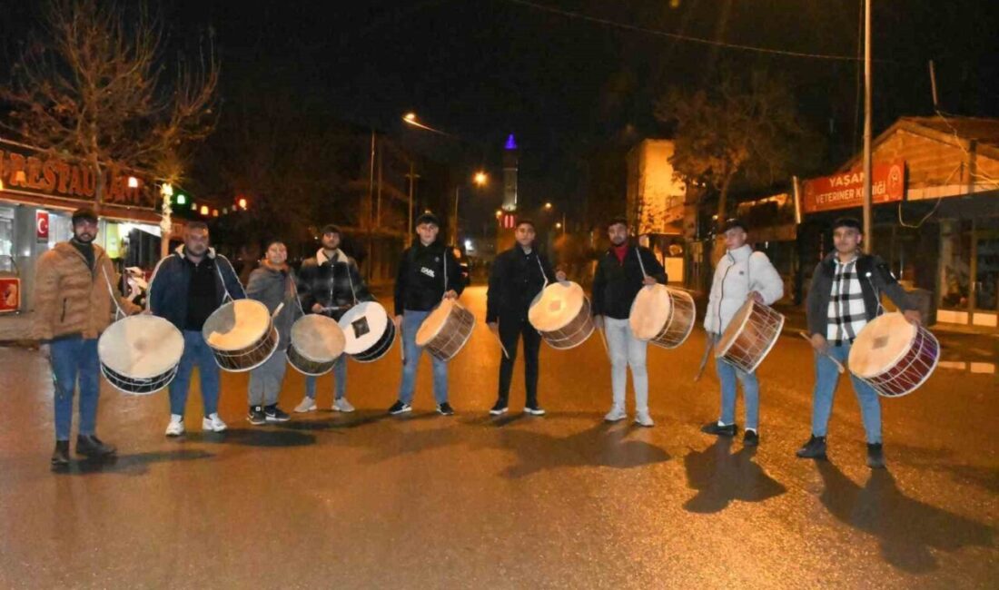 Yerköy'de davulcular Ramazan ayını anlamını yaşatmak için sokaklarda dolaşarak sahura