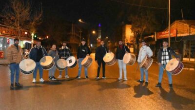 Yerköy'de davulcular Ramazan ayını anlamını yaşatmak için sokaklarda dolaşarak sahura