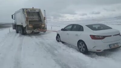 Yozgat'ta yoğun kar yağışı ile birlikte özel idare ekipleri, mahsur