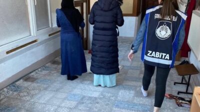 Çorum'da dilencilik yapan iki kadın, zabıta ekiplerini atlatmak için camiye