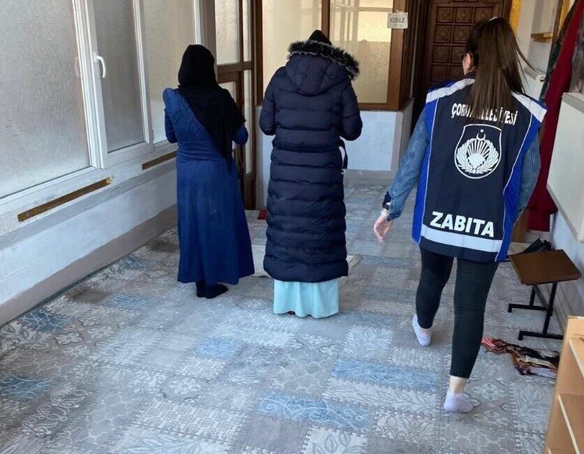 Çorum'da dilencilik yapan iki kadın, zabıta ekiplerini atlatmak için camiye