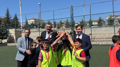 Bist Atatürk İlkokulu Şampiyon Oldu, Ödülleri Kaymakam Görmüş Verdi