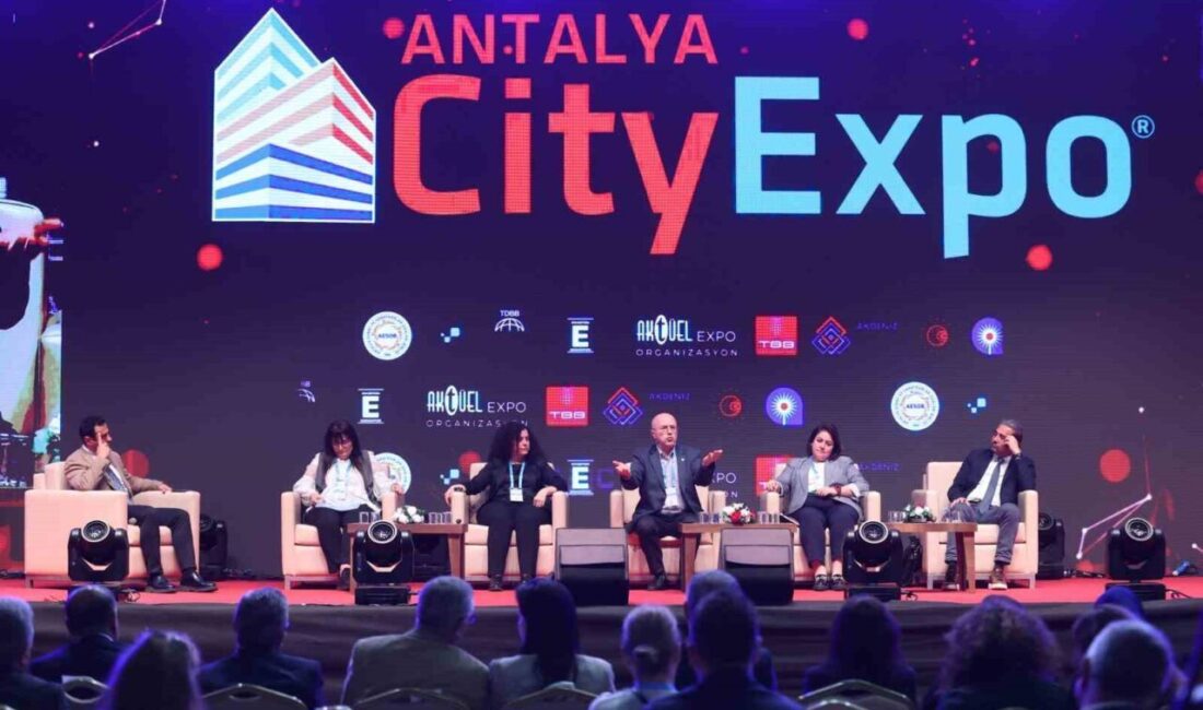Antalya'da düzenlenen Yerel Yönetimler Sempozyumu, çevre politikaları, teknoloji ilişkisi ve