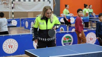 Kırşehir'de düzenlenen Polis Haftası masa tenisi turnuvasına 218 kişi katıldı.