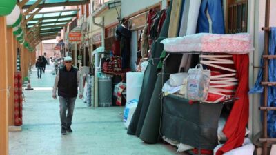 Kırşehir'de çadırcılık mesleğini sürdüren Mehmet Eroğlu, yaz döneminde iş yoğunluğunun