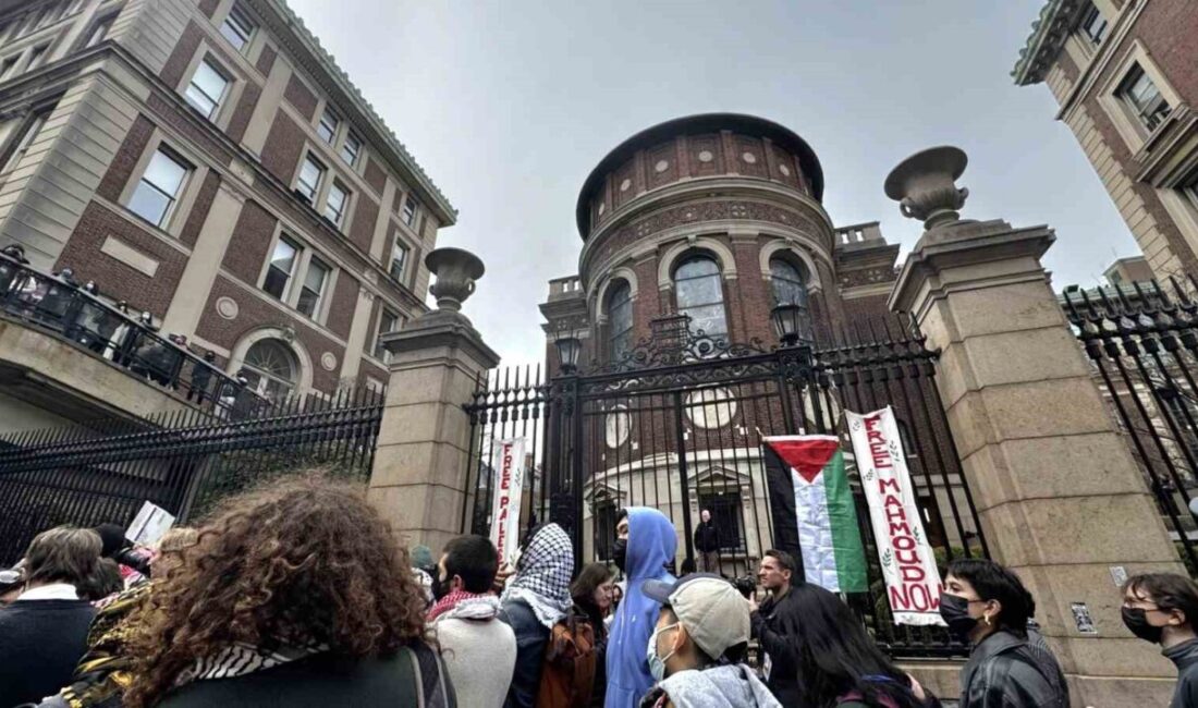 Columbia Üniversitesi'nde öğrenciler, Filistin destekçisi aktivist Mahmoud Khalil'in gözaltına alınmasını