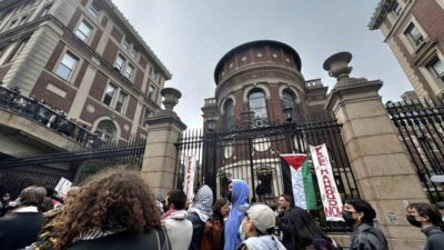 Columbia Üniversitesi'nde öğrenciler, Filistin destekçisi aktivist Mahmoud Khalil'in gözaltına alınmasını