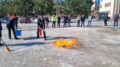 Alaca ilçesinde AFAD, İlçe Emniyet Müdürlüğü personellerine yangın eğitimi verdi.