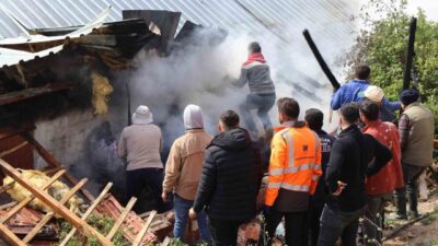 Yozgat'ın Saraykent ilçesinde çıkan ahır yangınında ahır kullanılamaz hale geldi.