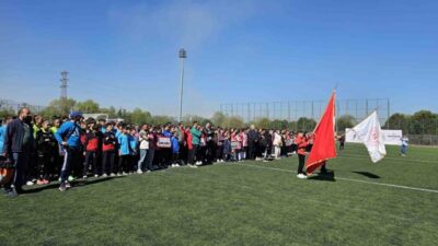 Ankara'yı temsil eden Akşemsettin Ortaokulu çim hokeyi takımı, Sakarya'da düzenlenen