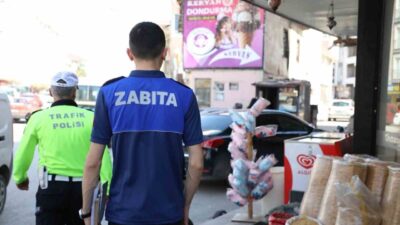 Alaca'da zabıta ve polis ekipleri, kaldırım işgallerini önlemek için esnafları