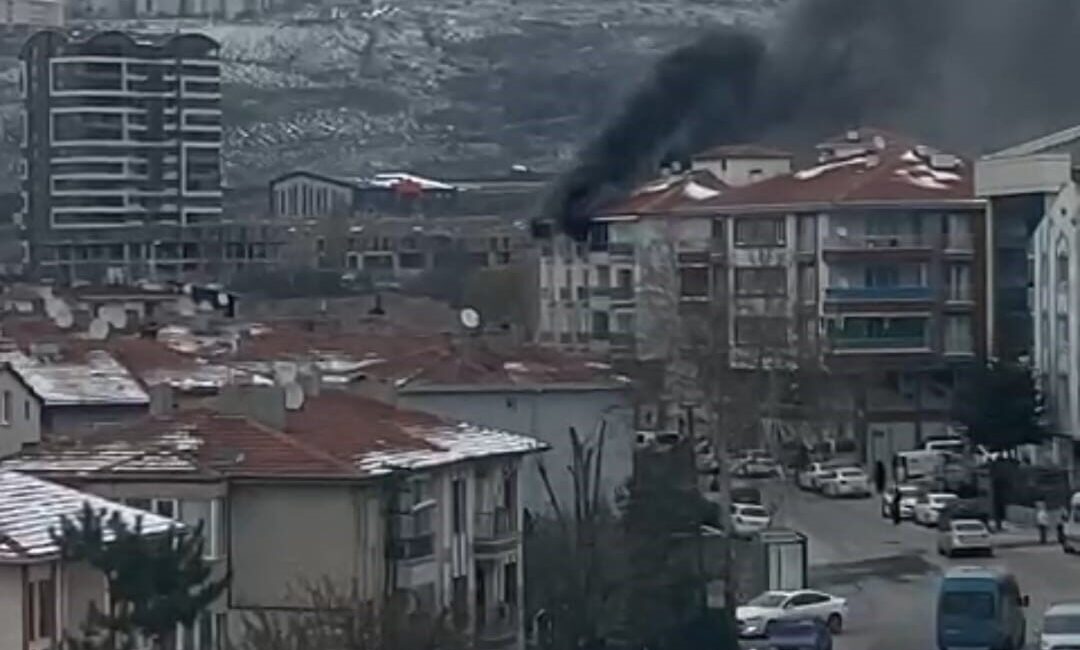 Keçiören, Ankara'da apartman yangınında itfaiye ekiplerinin müdahalesi sürüyor. Ovacık Mahallesi'ndeki