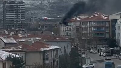 Keçiören, Ankara'da apartman yangınında itfaiye ekiplerinin müdahalesi sürüyor. Ovacık Mahallesi'ndeki