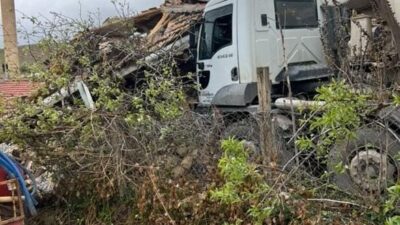 Gölbaşı'nda beton mikserinin müstakil eve çarpmasıyla meydana gelen kaza sadece