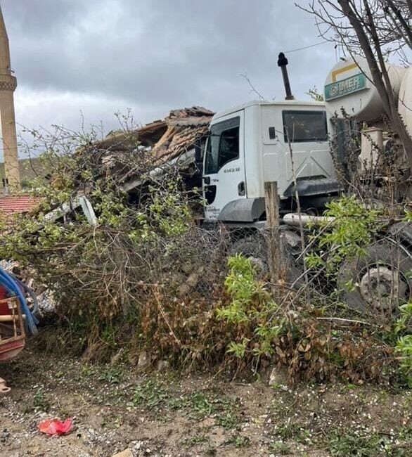 Gölbaşı'nda beton mikserinin müstakil eve çarpmasıyla meydana gelen kaza sadece
