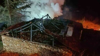 Ankara'nın Kızılcahamam ilçesindeki bir evde çıkan yangın, itfaiye ekiplerinin müdahalesiyle