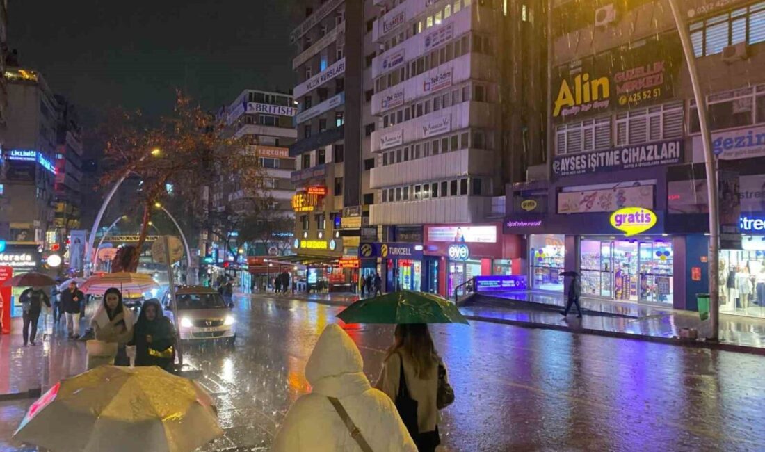 Ankara'da akşam saatlerinde şiddetli dolu yağışı, Cadde ve sokakları beyaza
