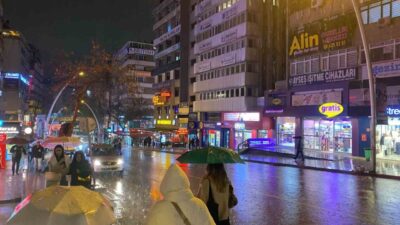 Ankara'da akşam saatlerinde şiddetli dolu yağışı, Cadde ve sokakları beyaza