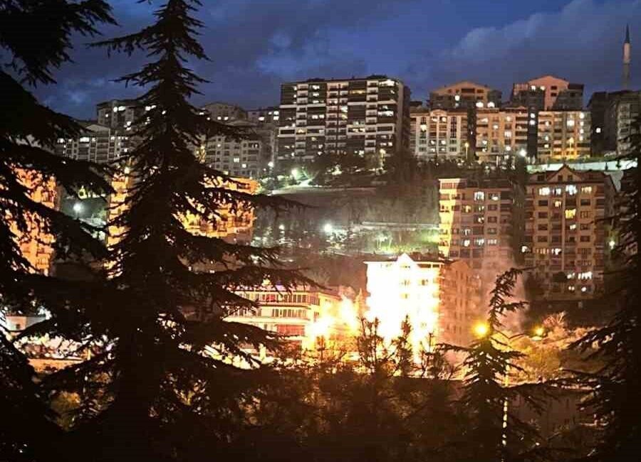 Ankara Keçiören'de elektrik direklerinde yaşanan patlamalar panik yarattı. Polis ve