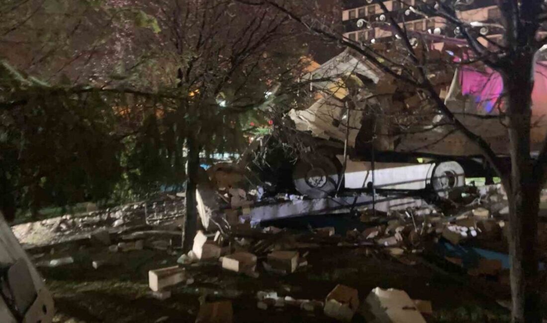 Ankara'da freni boşalan tırın kaza yapması sonucu sürücü T.B. hayatını
