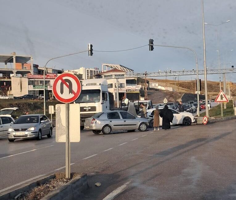 Akyurt'ta meydana gelen trafik kazasında iki otomobil çarpıştı. Kaza maddi