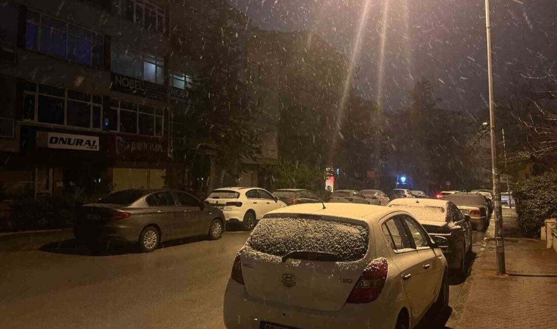 Ankara’da gece saatlerinde düşen sıcaklıkların ardından kar yağışı etkili oldu.