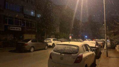 Ankara’da gece saatlerinde düşen sıcaklıkların ardından kar yağışı etkili oldu.