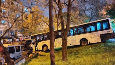 Etimesgut'ta freni boşalan bir otobüs, park halindeki araca çarparak Keloğlan
