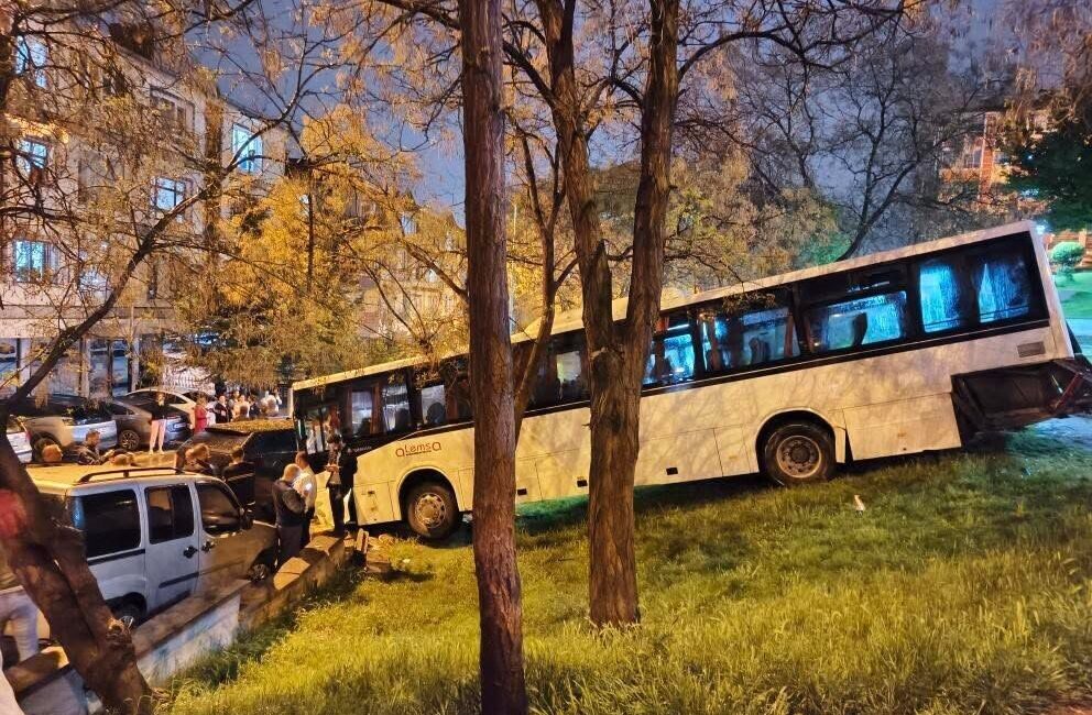 Etimesgut'ta freni boşalan bir otobüs, park halindeki araca çarparak Keloğlan