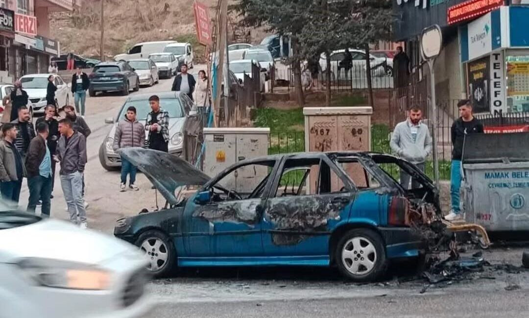 Mamak ilçesinde park halindeki bir otomobilde çıkan yangın, itfaiye ekipleri