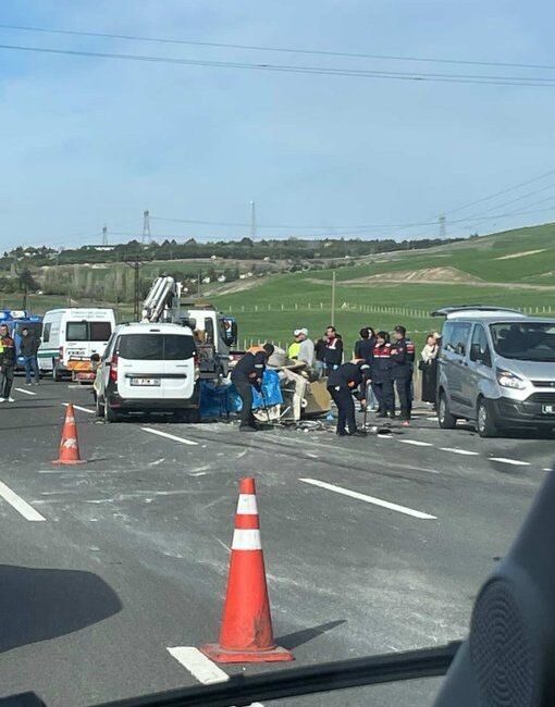 Ankara'da kamyonet sürücüsünün hayatını kaybettiği kaza sonucu 2 kişi yaralandı.