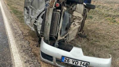 Beypazarı'nda yağış nedeniyle kayganlaşan yolda otomobil takla attı, 3 kişi